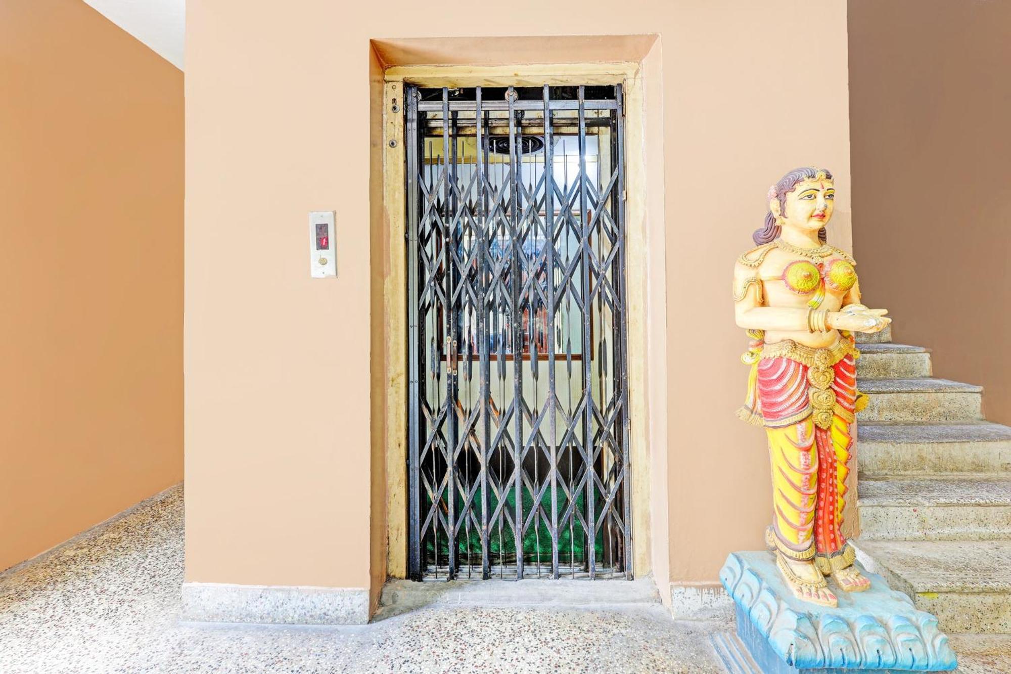 Super Hotel O Besant Road Vijayawāda Exterior foto